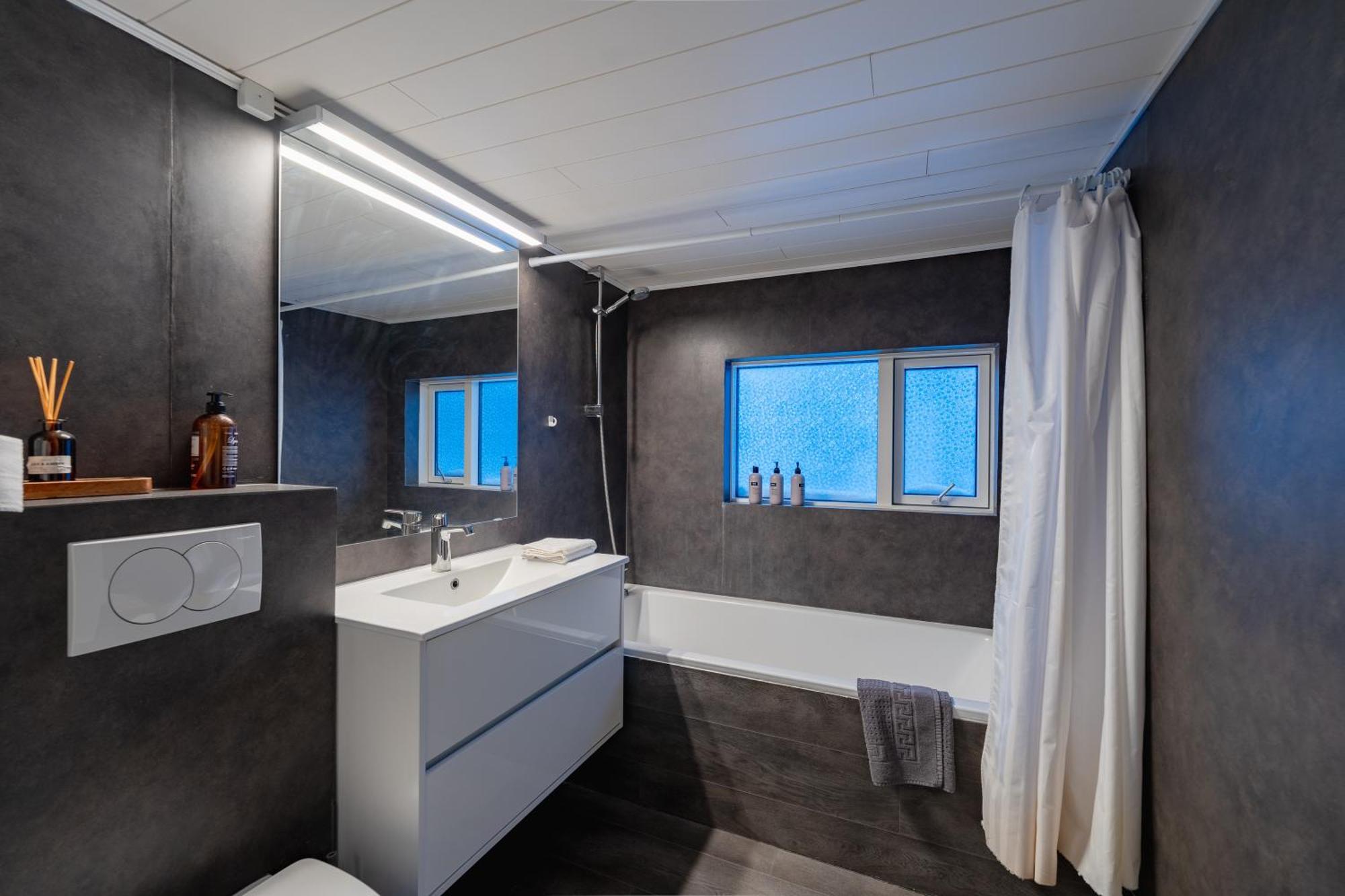 Day Dream Central Akureyri Three Bedroom Apt Esterno foto